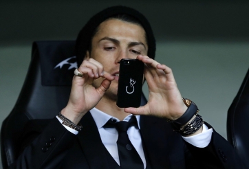 Ronaldo tặng Iphone đời mới cho các đồng đội Real