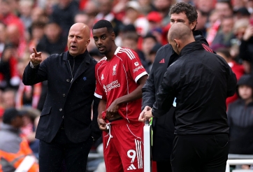 HLV Liverpool nói rõ khả năng Isak ra sân trước Palace