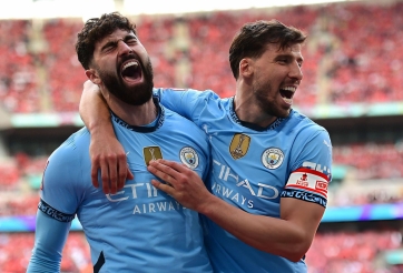 'Hòn đá tảng' của Man City gãy chân, Pep gặp khủng hoảng