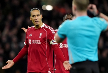 Thua sốc đội bét bảng, CĐV Liverpool đòi 'tống cổ' một công thần