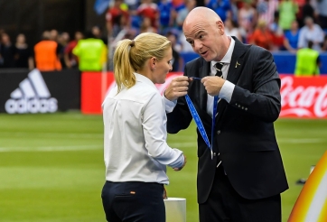 NÓNG: FIFA yêu cầu mỗi đội phải có một HLV nữ