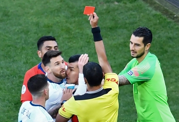 Messi nhận thẻ đỏ sau 44 giây