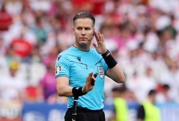 Trọng tài dừng trận đấu để nghe điện thoại