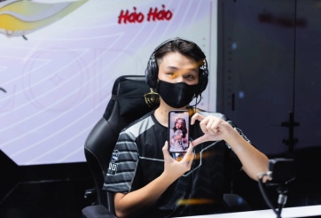 Trầm trồ những lần game thủ khoe bạn gái trên livestream của giải đấu