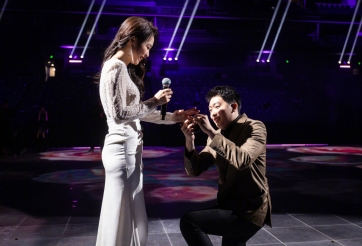 Nữ thần LPL được cầu hôn ngay trên sân khấu LMHT