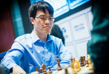 “Vua cờ” Carlsen đập bàn tiếc nuối khi để Lê Quang Liêm cầm hòa