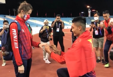 Video: HCV SEA Games 31 Nguyễn Tiến Trọng cầu hôn bạn gái ngay tại SVĐ