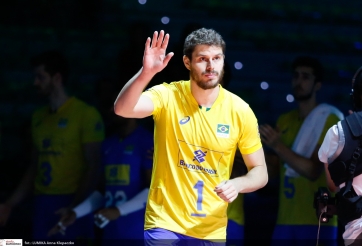 Video: Sao bóng chuyền Brazil làm rơi cúp, đồng đội phản ứng không ngờ