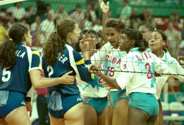 Ẩu đả kinh điển nhất bóng chuyền nữ: Chị đại Cuba 'rượt' luôn đối thủ