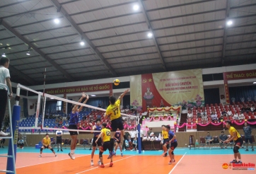 Sự cố hi hữu chỉ có ở Việt Nam: NTĐ bóng chuyền bị dột khi thi đấu