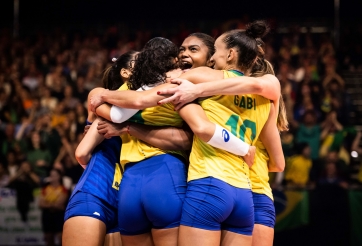 Đả bại đội bóng số 1 TG, bóng chuyền nữ Brazil vào chung kết sau 12 năm
