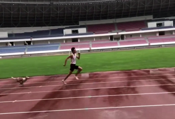 Video: Sao điền kinh 'hú hồn' chạy trối chết vì bị chó rượt