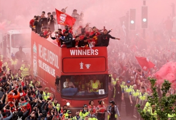 Sốc với cách CĐV Liverpool chào đón Salah và đồng đội trở về sau chung kết C1