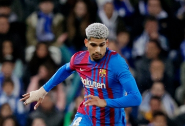 Ngôi sao Barcelona rời sân bằng xe cấp cứu sau va chạm với đồng đội