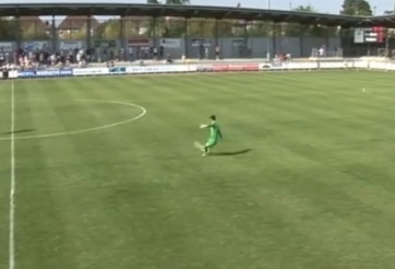 Thủ môn đá phạt từ khoảng cách 70 mét tạo siêu phẩm khó tin