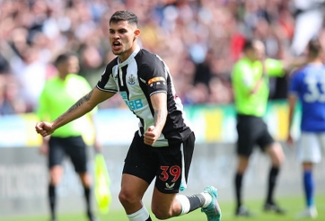 Newcastle thắng Leicester City ở giây bù giờ cuối cùng