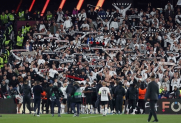 West Ham thất bại thiếu may mắn trước Frankfurt