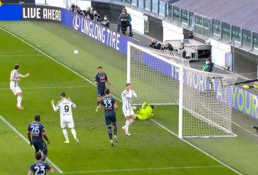 Ronaldo bỏ lỡ vô cùng khó tin, bực tức trút giận vào cột dọc