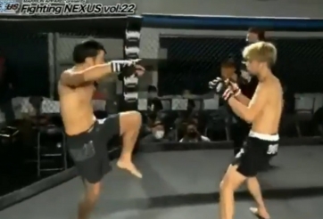 Võ sĩ Nhật Bản 'làm trò mèo' bị đối thủ lên gối liên hoàn đến bất tỉnh