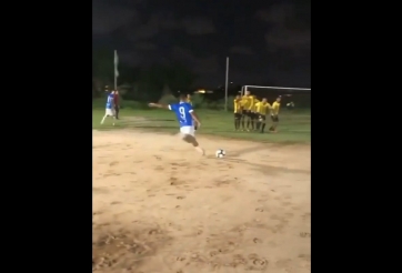 VIDEO: Cầu thủ gây 'cực lú' với cú đá phạt vươn tầm vũ trụ