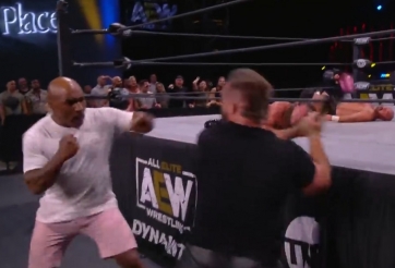 Mike Tyson gây náo loạn WWE, đấm đối phương nằm bất tỉnh
