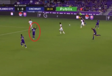 VIDEO: 'Đứa con lưu lạc của MU' xử lý đẳng cấp, ghi bàn mãn nhãn ở tuổi 34