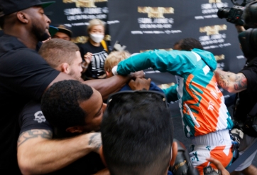 VIDEO: Jake Paul no đòn trong vụ ẩu đả với Floyd Mayweather tại buổi họp báo