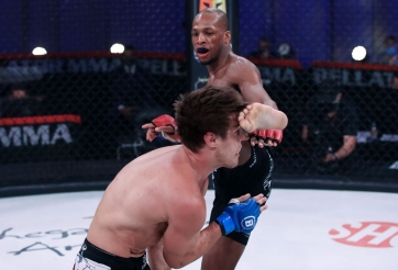 VIDEO: 'Người nhện' MMA đi đường quyền khiến đối thủ chấn thương lõm mũi