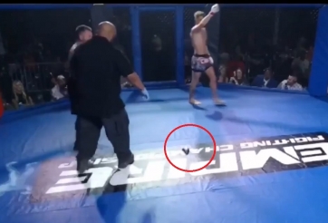 VIDEO: Võ sĩ đánh rơi đồ bảo vệ hạ bộ vì đánh nhau quá hăng