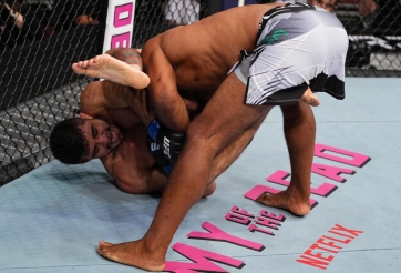 VIDEO: Ronaldo bị gãy tay sau đòn khóa của đàn em trên sàn UFC