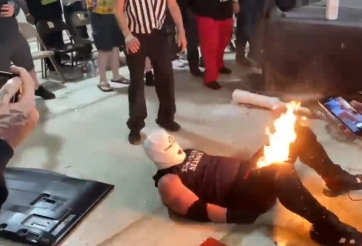 VIDEO: Đô vật suýt 'mất khả năng làm bố' vì dám 'đùa với lửa'