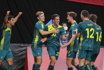 Úc tạo địa chấn, nhấn chìm 'đàn em Messi' trong trận cầu mưa thẻ vàng