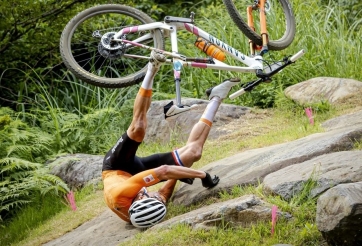 Thảm cảnh VĐV đua xe gặp nạn tại Olympic 2021 vì bị ban tổ chức ‘lừa’