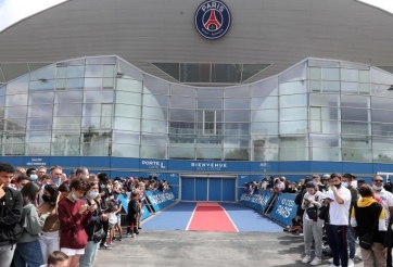 Messi khiến sân nhà PSG náo loạn, hàng nghìn CĐV vây kín