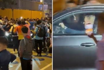 VIDEO: HLV Koeman bị CĐV Barca chặn xe, tấn công ngay bên ngoài Camp Nou