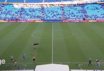 VIDEO: Cay cú vì thua trận, cổ động viên tràn vào sân phá nát VAR