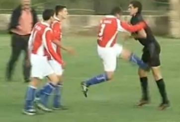 Cầu thủ đấm trọng tài 'không trượt phát nào' vì không được hưởng penalty