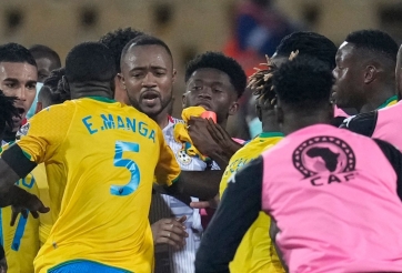 Cựu sao Ngoại hạng Anh và đồng đội hành hung đàn em của Aubameyang