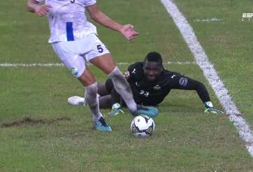 VIDEO: Thủ thành Bờ Biển Ngà tấu hài với pha bóng như bán độ tại CAN 2021