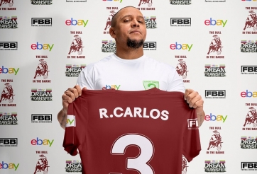 Roberto Carlos trở lại sân cỏ, ghi bàn cho đội nhà ở tuổi 48