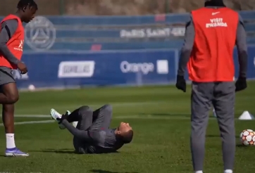 Cận cảnh pha bóng khiến Mbappe chấn thương, phải nhập viện khẩn cấp