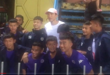 Góc khán đài náo loạn với sự xuất hiện của Văn Hậu