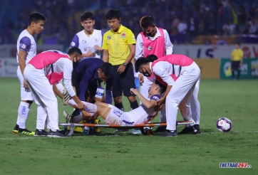 CĐV lo lắng khi chứng kiến Đình Trọng rời sân bằng cáng