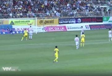 VIDEO: Thủ môn HAGL 'bó tay' trước siêu phẩm đẳng cấp thế giới của Nam Định