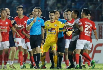 VFF phạt nặng cầu thủ TP HCM gây thương tích cho trọng tài