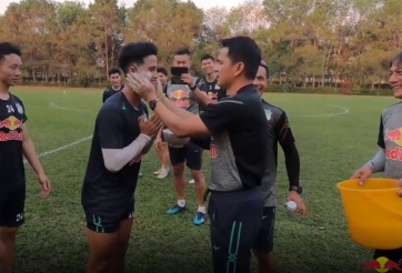 VIDEO: Kiatisak thực hiện phong tục truyền thống Thái Lan cho cầu thủ HAGL