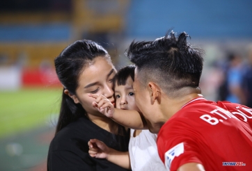 VIDEO: Bé Sushi quyết 'gây rối' cho bố Tiến Dũng đang phỏng vấn lên tivi