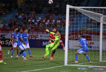 Ngoại binh Uzbekistan bỏ lỡ cơ hội 'sút ra ngoài còn khó hơn sút vào trong'