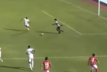 Bùi Tiến Dũng suýt khiến đội nhà thủng lưới vì pha đỡ bóng lỗi