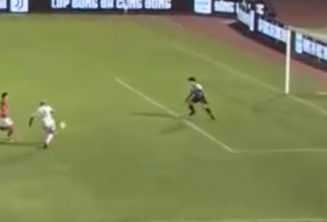 VIDEO: Bùi Tiến Dũng xuất thần cản phá cú sút ghi bàn mười mươi